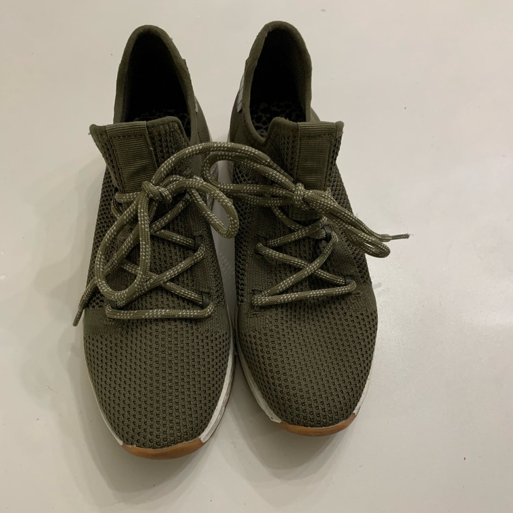 Like New J Slides Mesh Sneaker Size 7 - image 2